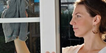 Sarah (37) mag haar ramen niet op zondag wassen van de buurman: “Zondag is een rustdag”