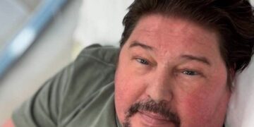 Zoon Martijn Krabbé geeft update over zijn vader: “Hij zit goed in zijn vel voor zover dat kan”