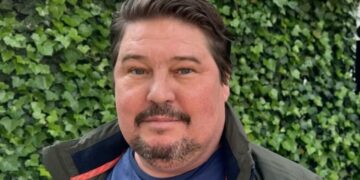 Zoon Martijn Krabbé geeft update over zijn vader: “Hij zit goed in zijn vel voor zover dat kan”