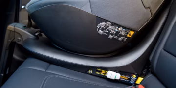 Consumentenbond waarschuwt: Kinderstoeltje met universele Isofix-adapter blijkt levensgevaarlijk
