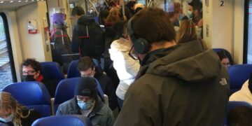 Gerda (71) is boos: “De jeugd van tegenwoordig staat niet eens meer op in het openbaar vervoer en zit alleen maar op hun telefoon!”