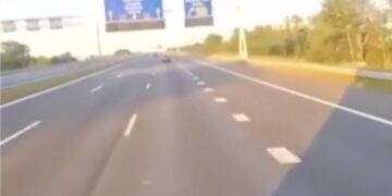 Oeps, deze vrachtwagenchauffeur kan zijn spullen wel pakken als zijn baas deze beelden ziet…