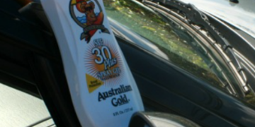 Moet je je ook insmeren in de auto als de zon schijnt? Dit is het verrassende antwoord