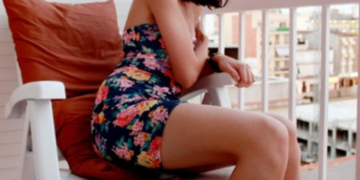 Mag je zomaar een gesprek afluisteren als je op het balkon zit? Dit zegt de wet