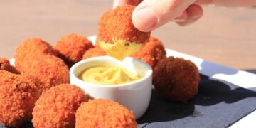 Is dubbeldippen wel echt zo onhygiënisch als we denken? Dit zeggen experts