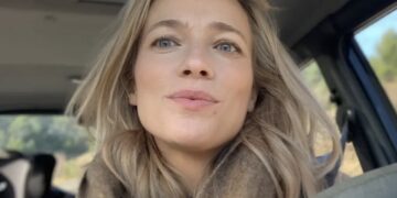Actrice Jennifer Hoffman kijkt neer op mensen die kopen bij Action