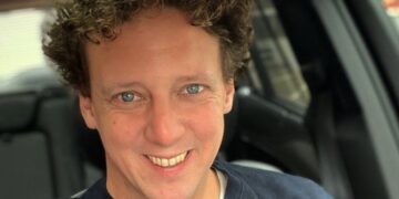 Jochem Myjer deelt heftig verhaal over ernstig zieke dochter: “Zonder medicijnen heeft ze geen leven.”