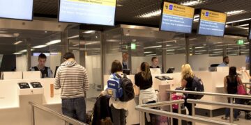 Met deze truc bespaar je heel veel tijd bij de paspoortcontrole