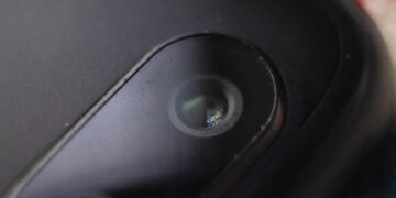 Bang voor verborgen camera’s in een Airbnb? Zo vind je ze met jouw telefoon!