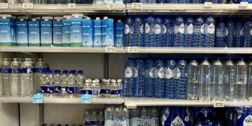 Drink jij wel eens water uit de supermarkt? Dit is waarom je dat beter niet kunt doen