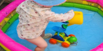 Is een kinderbadje eigenlijk wel toegestaan op het balkon? Dit zegt de wet