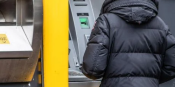 Banken waarschuwen: zorg dat je direct zóveel contant geld in huis haalt