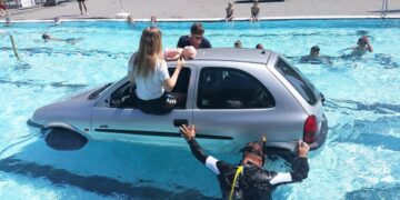 Brandweer geeft tips: Dit is hoe je in seconden uit een gecrashte auto ter water komt
