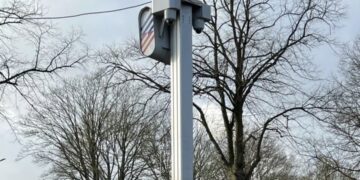 De eerste focusflitser staat in Nederland! ‘Speciaal ontwikkeld voor het beboeten van bestuurders die telefoon gebruiken.’