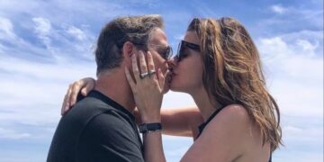 Guus Meeuwis nog steeds hoteldebotel en legt zijn ziel bloot over zijn huwelijk met Manon: “Godsgeschenk”