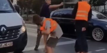 Deze automobilist is helemaal klaar met klimaatactivisten die de weg blokkeren en neemt heft in eigen handen…