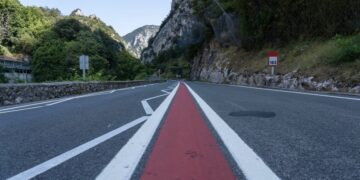 Een rode middenstreep op de weg? Dit betekent het!