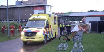 Man zwaargewond na val op hekwerk: ‘Pin boorde in zijn lichaam’