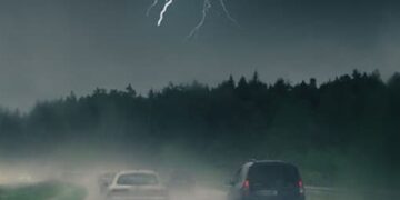 Opgelet: dit moet je juist wel en niet doen als je in de auto zit terwijl het bliksemt