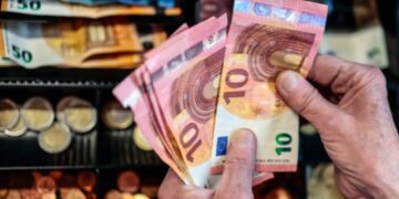 Deze 6 grote winkelketens stoppen per direct met contact geld: wat betekent dat voor jou?