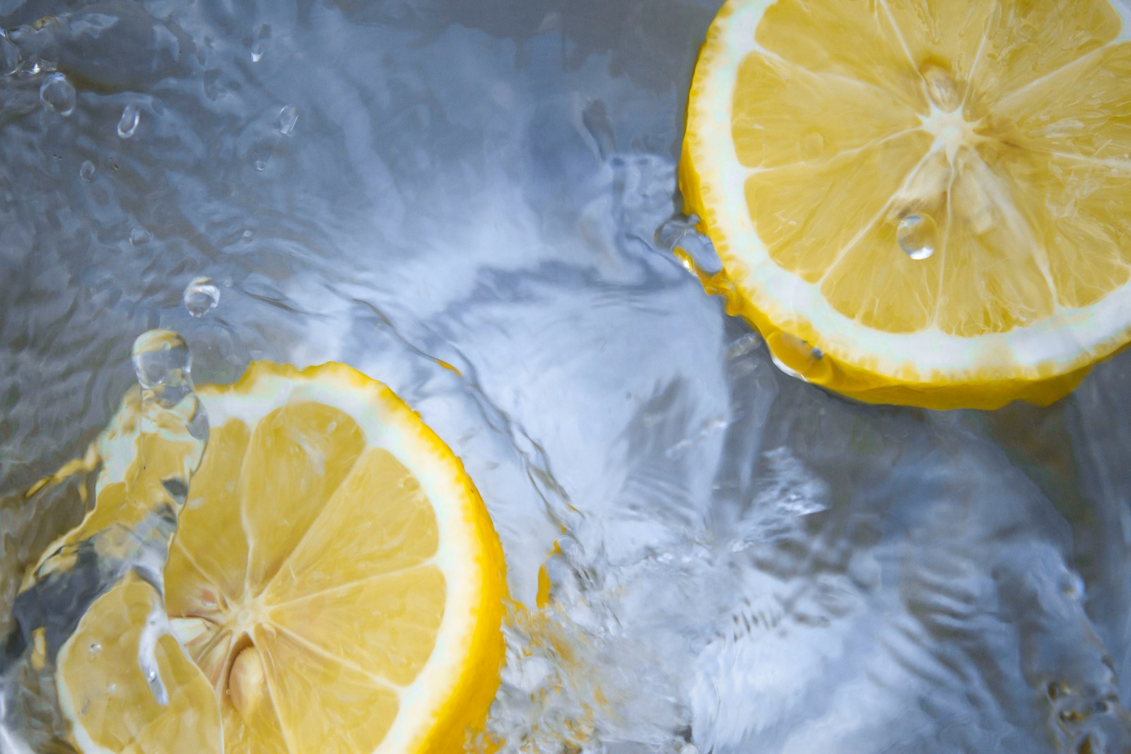 Close up photography of sliced lemons