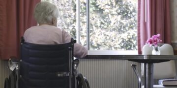 Eenzaamheid onder ouderen in de zomer is extreem hoog – dit kan jij eraan doen