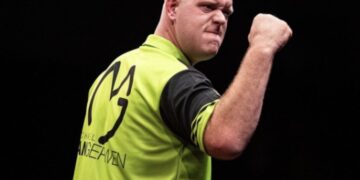 Michael van Gerwen na een week alweer gespot met een nieuwe vrouw aan zijn zijde