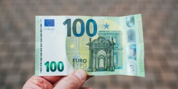 person holding 50 euro bill