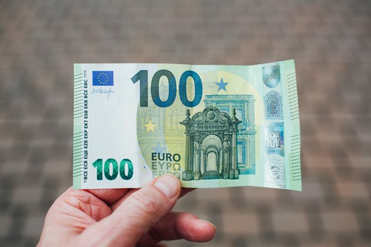 Person holding 50 euro bill