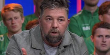 Theo Janssen betrapt in kleedkamer met jonge blondine: “Had broek op zijn enkels”