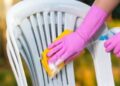 Met deze simpele tip krijg je jouw vergeelde tuinmeubels weer stralend schoon
