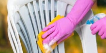 Met deze simpele tip krijg je jouw vergeelde tuinmeubels weer stralend schoon