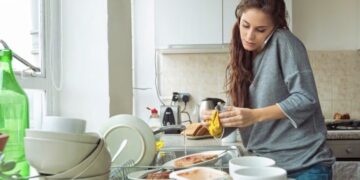 Inge (28): ”Mijn vriend wilt niks in het huishouden doen. Is dit normaal?”