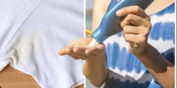 Zonnebrandcrème vlekken in je kleding? Met deze simpele tip verwijder je ze binnen no-time