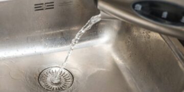 Experts bevestigen: dit gebeurt er als je kokend water in de afvoer giet