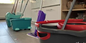 Dit is waarom je de vloer NOOIT met warm water moet dweilen