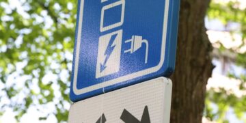 Parkeren bij een laadpaal: mag dat zomaar of krijg je een boete?