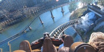 Schoolreisje Efteling eindigt anders voor Lynn (14): “We zaten een uur vast in De Vliegende Hollander”