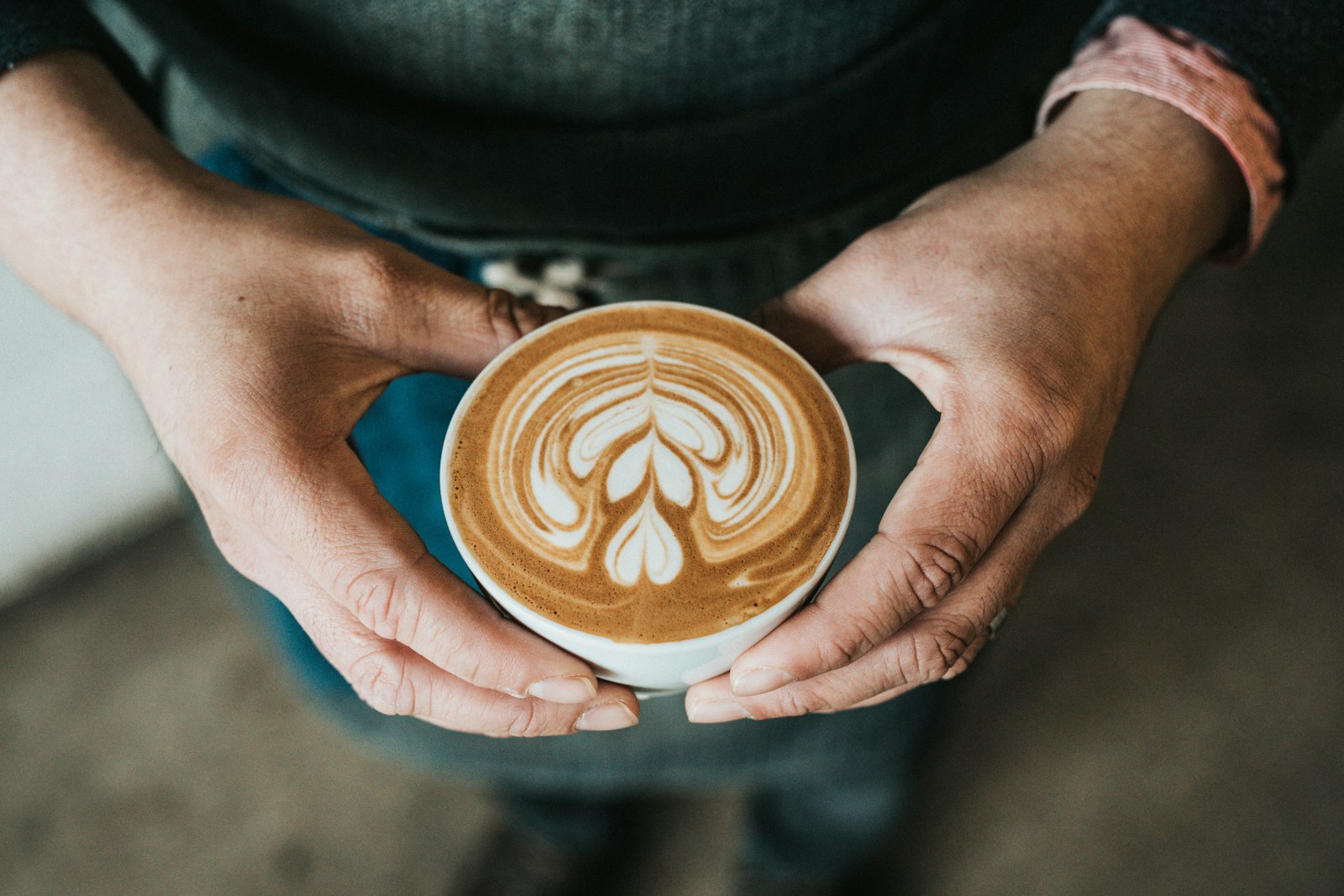 Focus photography of coffee artwork