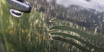 Let op: zo verwijder je saharazand zonder de autolak te beschadigen