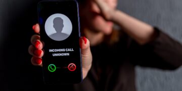 Dit is waarom telemarketeers en oplichters steeds met andere nummers kunnen bellen