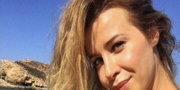 Victoria Koblenko maakt tafelhosts af na seksistische opmerkingen over prinses Alexia: “Stop ermee”