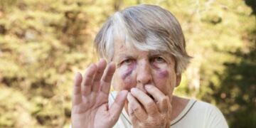 Ouderenmishandeling komt vaker voor dan je denkt. Zo herken je het en zo kan je helpen