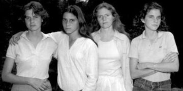 4 zussen namen 40 jaar lang dezelfde foto. Probeer niet te huilen wanneer je de laatste ziet