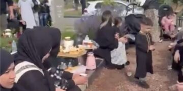 Nieuwkomers hebben lak en houden een picknick op de begraafplaats