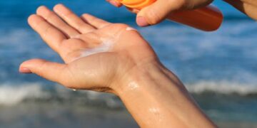 Is zonnebrandcreme nou écht zo gevaarlijk voor je gezondheid? Dit zeggen deskundigen