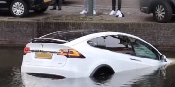 Hoe gevaarlijk is te water gaan met een elektrische auto? Dit is het antwoord!