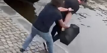 Kees van der Spek duwt man het water in: video gaat als een lopen vuurtje