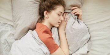 Kappers waarschuwen: slaap nooit met een knot in je haar