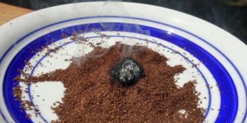 Dit is de reden waarom je koffie in brand moet steken in de tuin als je buiten zit